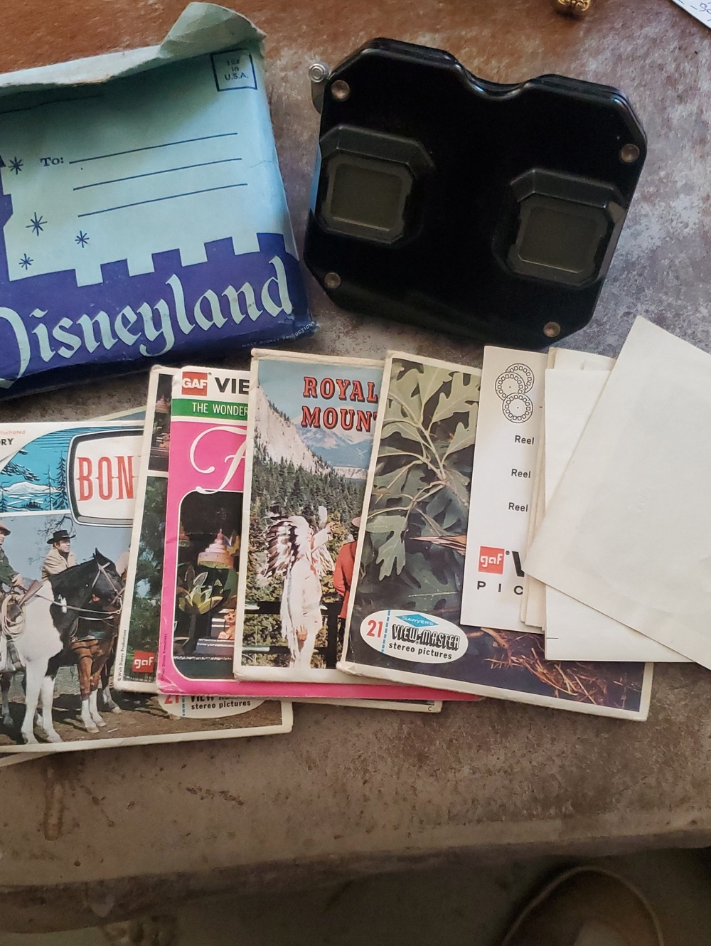 Sewyers Black Vintage Viewer with Assorted Colorful Movie Cards